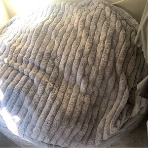 Luxurious Gray Bedding Set